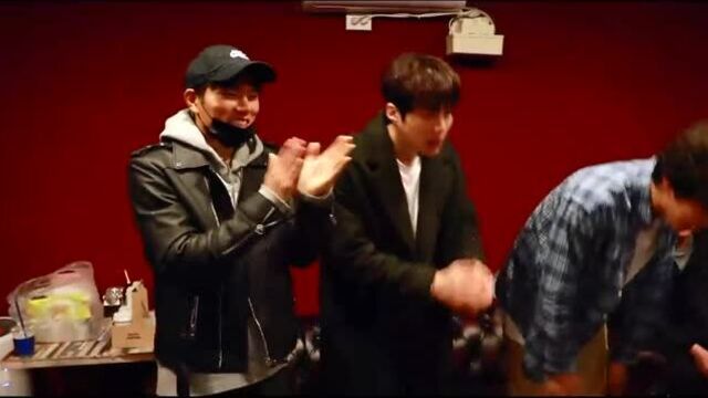 110419 Ли И Гён, Ким Сон Хо и Шин Хён Су на записи ОСТа для сериала "Смех в Вайкики 2"