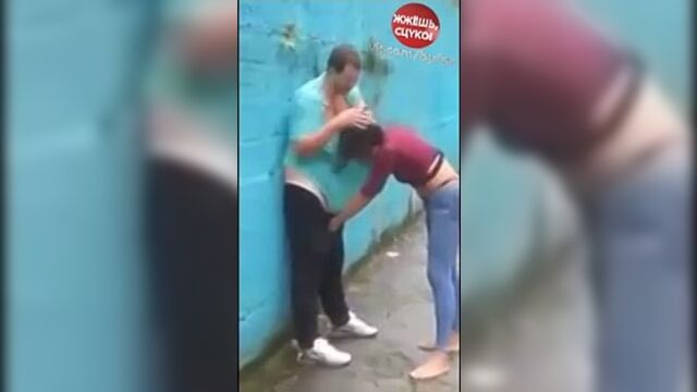 Схватила мужика за яйца