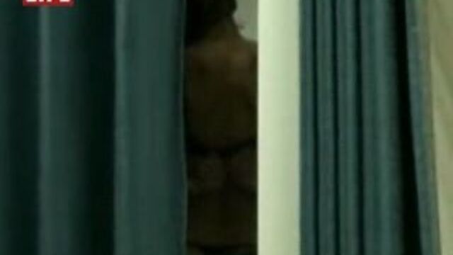 Анна Седокова голая в кабинке для переодевания