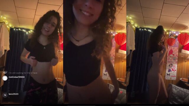 A sexy girl dances naked on the cam, twerking and showing her toes