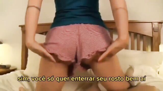 A gostosa safada provoca dormindo na mesma cama durante a viagem