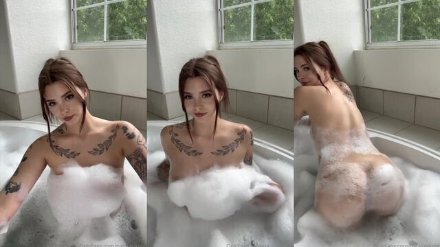 A hot emo babe masturbates and cumms on her cam show