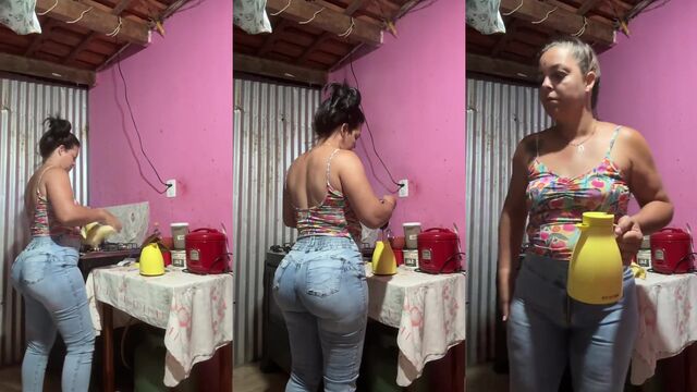 Rabuda gostosa rebolando na cama é uma gozada