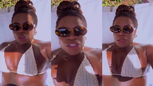 Famosa cantora negra se diverte rebolando nua no sofá