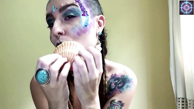 Loira gostosa sentada gozando, típico da Sereia Poderosa!