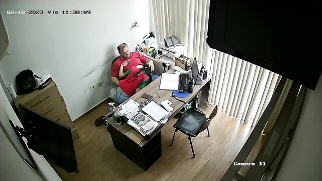 A safada aconteceu no trabalho e a camera flagrou tudo