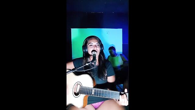 Singer flashes her pussy on TikTok live, getting jerked off by fans