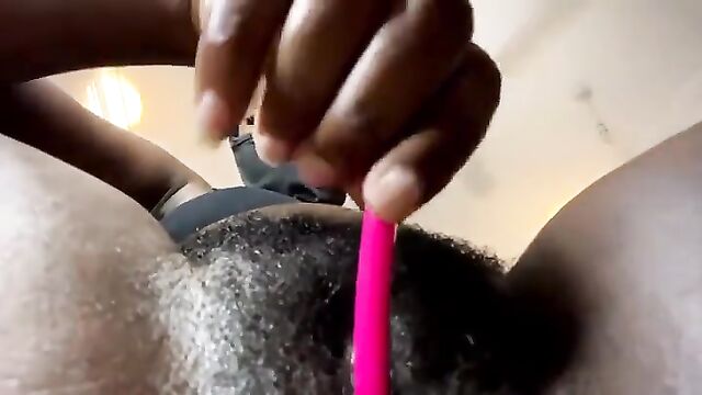 Ebony phat ass twerks on her webcam live show