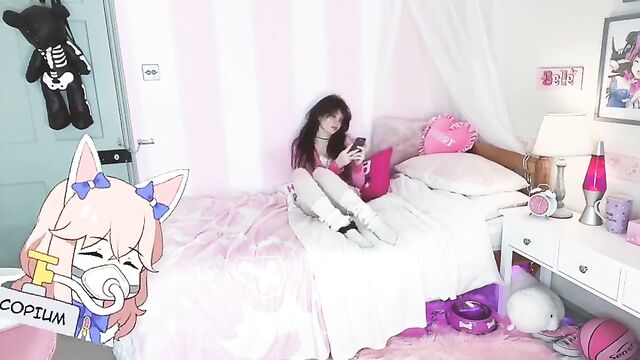 Thickass slut goes viral on TikTok and YouTube for your pleasure