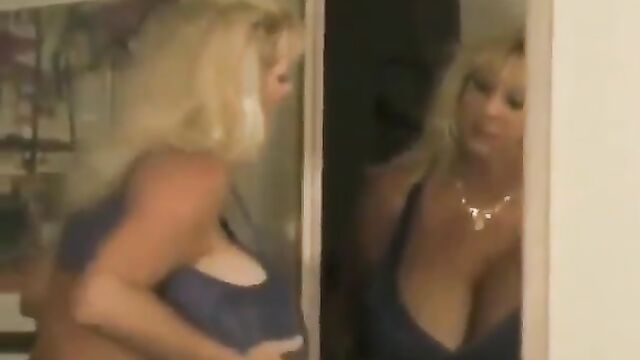 A hot and sexy safada gives a blowjob to her boyfriend in 90s style
