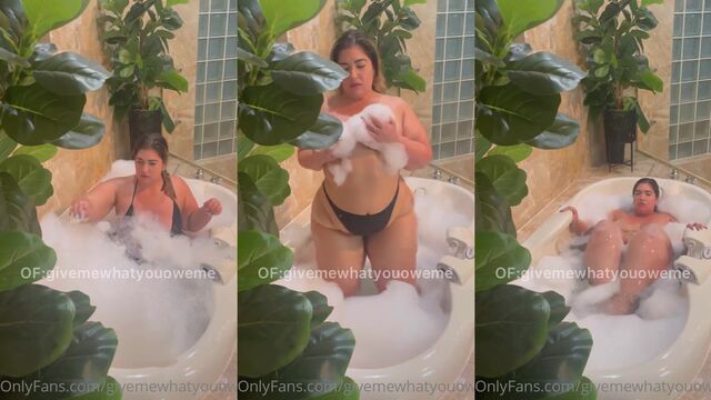 Big Latina ass twerks and claps after a shower