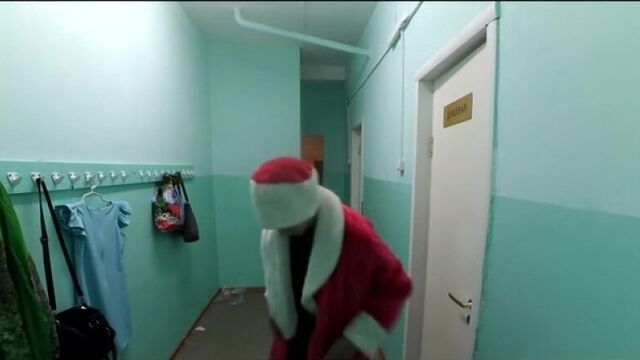 Жена-вафлерша сосет член у всех на виду на сочинском пляже (порно минет анал сиськи...