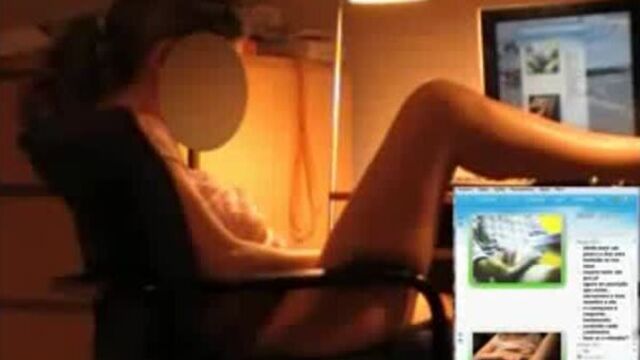 Мастурбирует по скайпу вирт секс реально дрочит на вебку