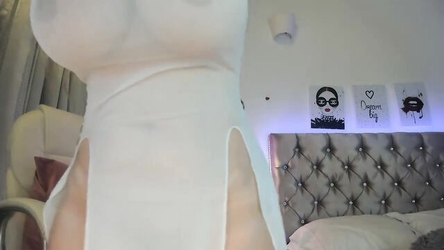 Alicia Lang is a sexy Colombian mature who loves to masturbate on cam