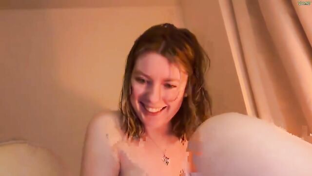 SweetLilyMari is a pretty and sexy Asian who loves to show her body