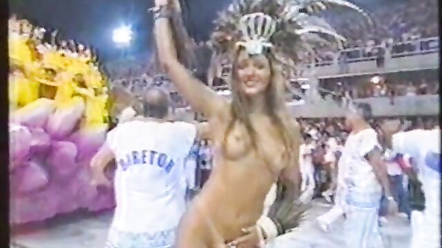 Famosas brasileiras mostram seus seios no Carnaval