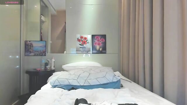 Skinny ass plugging with a horny futa in a Chaturbate VOD session