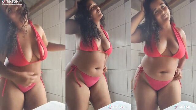 Amanda TikTok shows her ass in thong underwear to promote her business