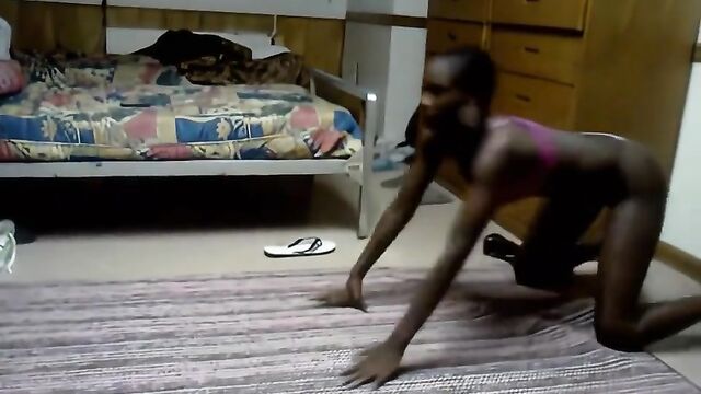 Ebony beauty shows off her sexy barefeet and ass