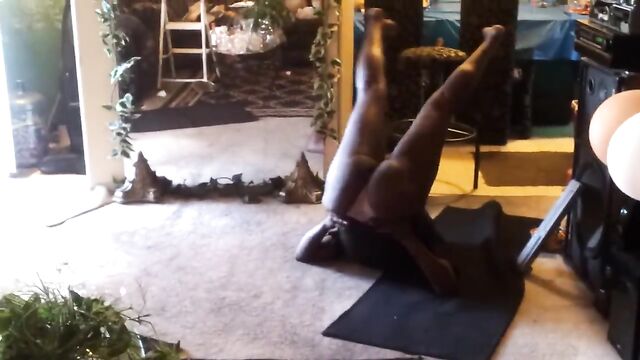 Hot ebony chicks twerk and show their feet in panties