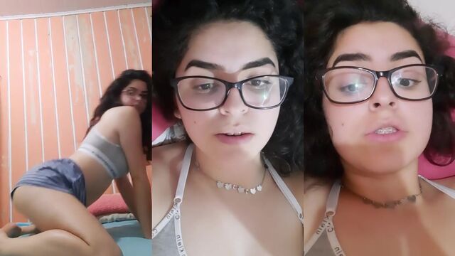 A hot novinha showing off her tight pussy
