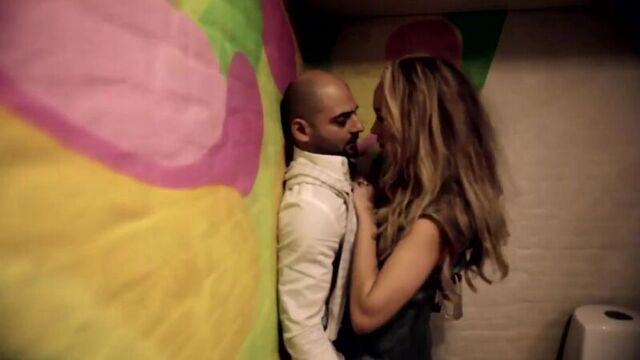 Куни в туалете ночного клуба