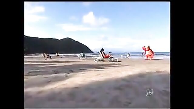 Helen Ganzarolli shows her ass passing the beans in Brazil