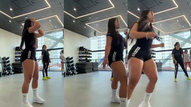 Short bikini dance for the famous influencer Sainha on TikTok and Instagram