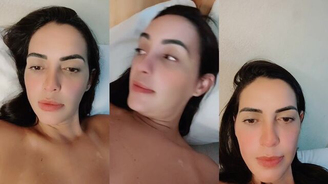 A gostosa Morena rabuda limpando a casa peladinha de costas