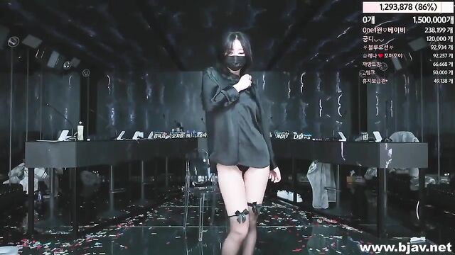 Gamer girl shows her boobs and dances after winning