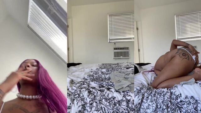 Ebony cam girl shows her juicy ass during a live stream