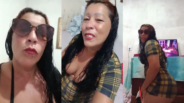 Barefoot mature woman dancing rebolando on the throne