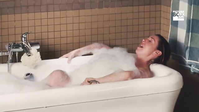 Alyson Hannigan masturbating with a toy (looped)