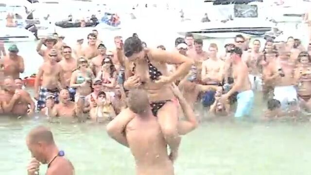 Случайно выпала грудь из купальника