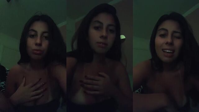 Moreninha linda shows her slip while paying for it