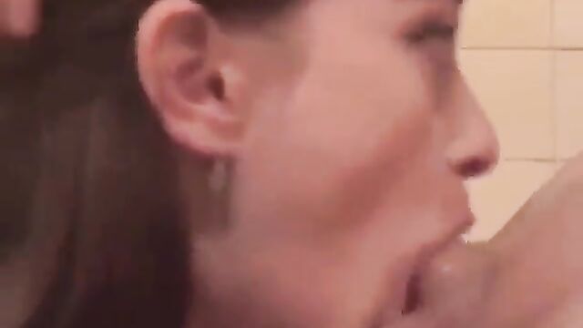Putinha does deepthroat blowjob and leaves her friend in a state of ecstasy