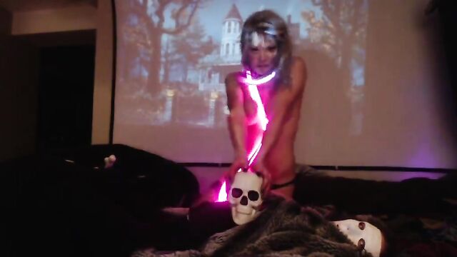 A hot cam show with Marley Madden getting her holes double stuffed