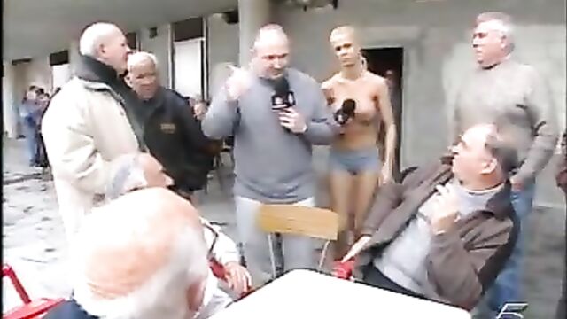 Argentina's 02 - sensual and topless TV show