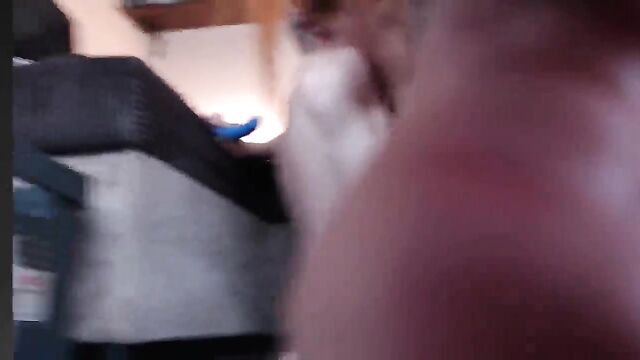 Sunshine Eva vibrates her pussy, soles, and butthole on Chaturbate