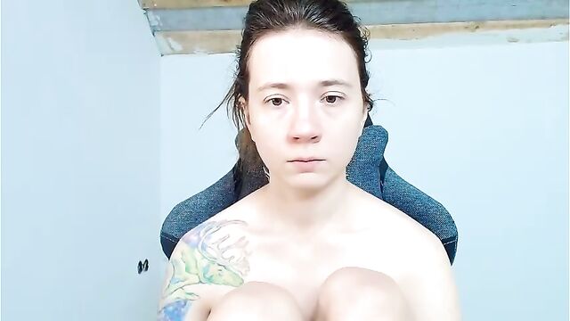Sexy_B0rsch in magicarp hat stretches her anal and squirts