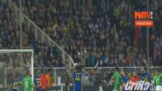 Во время матча «Ростов»–ПСВ на поле бросили банан