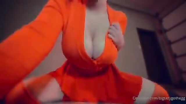 Scooby doo velma solves other mysteries with her skills