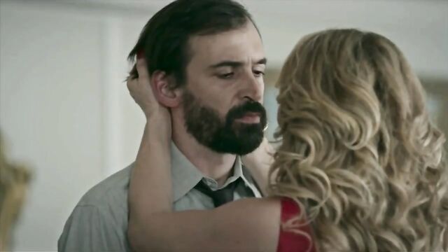 Rita Guedes faces everyone in this intense scene
