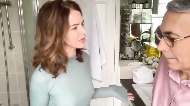 Trinny Woodall’s thin blue top Pokies moment