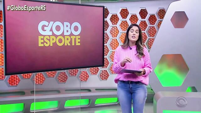 Kelly Costa is a young woman who shares her sexy videos
