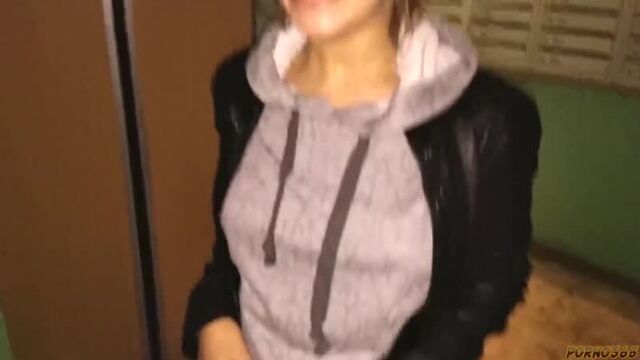 Студентка сосет член в лифте порно минет секс молоденькая