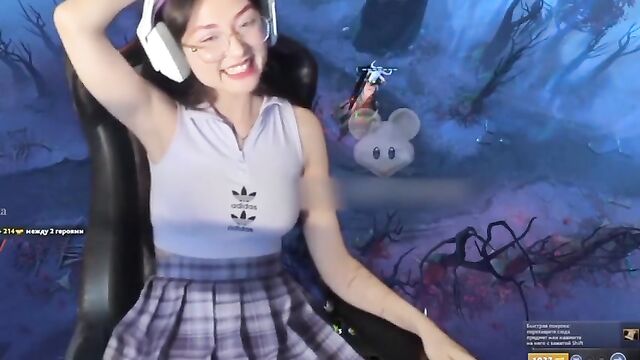 The cute girl showed her natural standing breasts on Twitch