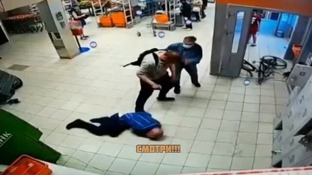 В Калининграде мужчина жестко избил охранника магазина который попросил убрать его велосипед