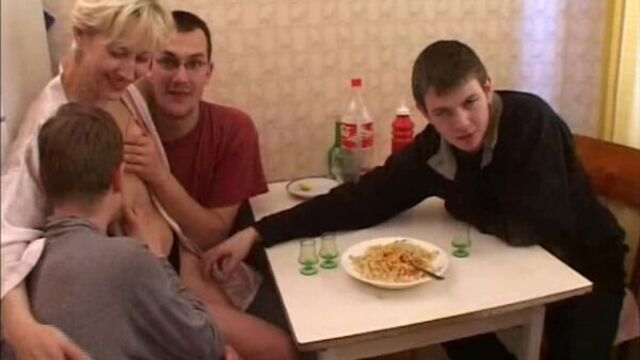 Русское порно. Семейные посиделки парней переросли в групповуху трое на одну!