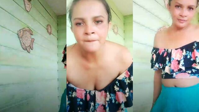 A super gostosa doing a striptease on webcam without panties